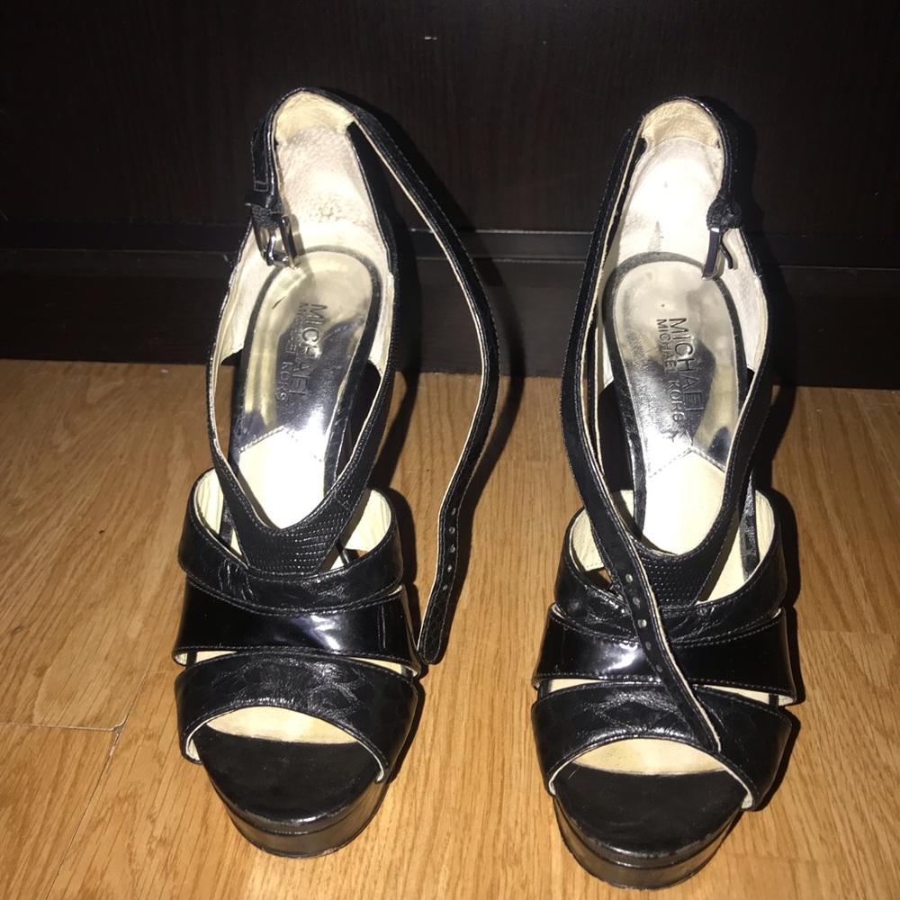 Black strappy heel.